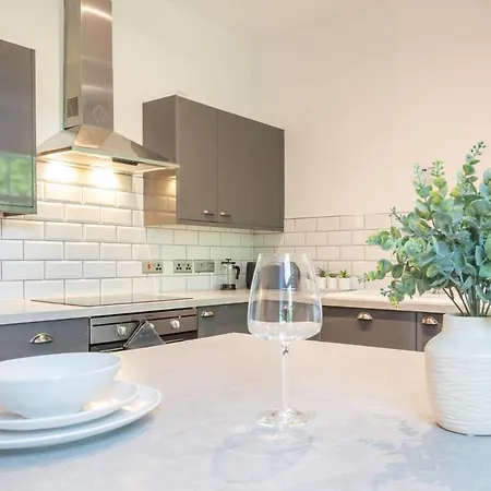 Apartment Executive 2-bed - Walk To Uni & Lgi *