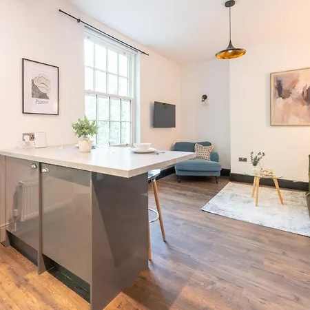 Apartment Executive 2-bed - Walk To Uni & Lgi