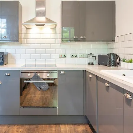 Executive 2-bed - Walk To Uni & Lgi