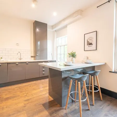 Executive 2-bed - Walk To Uni & Lgi